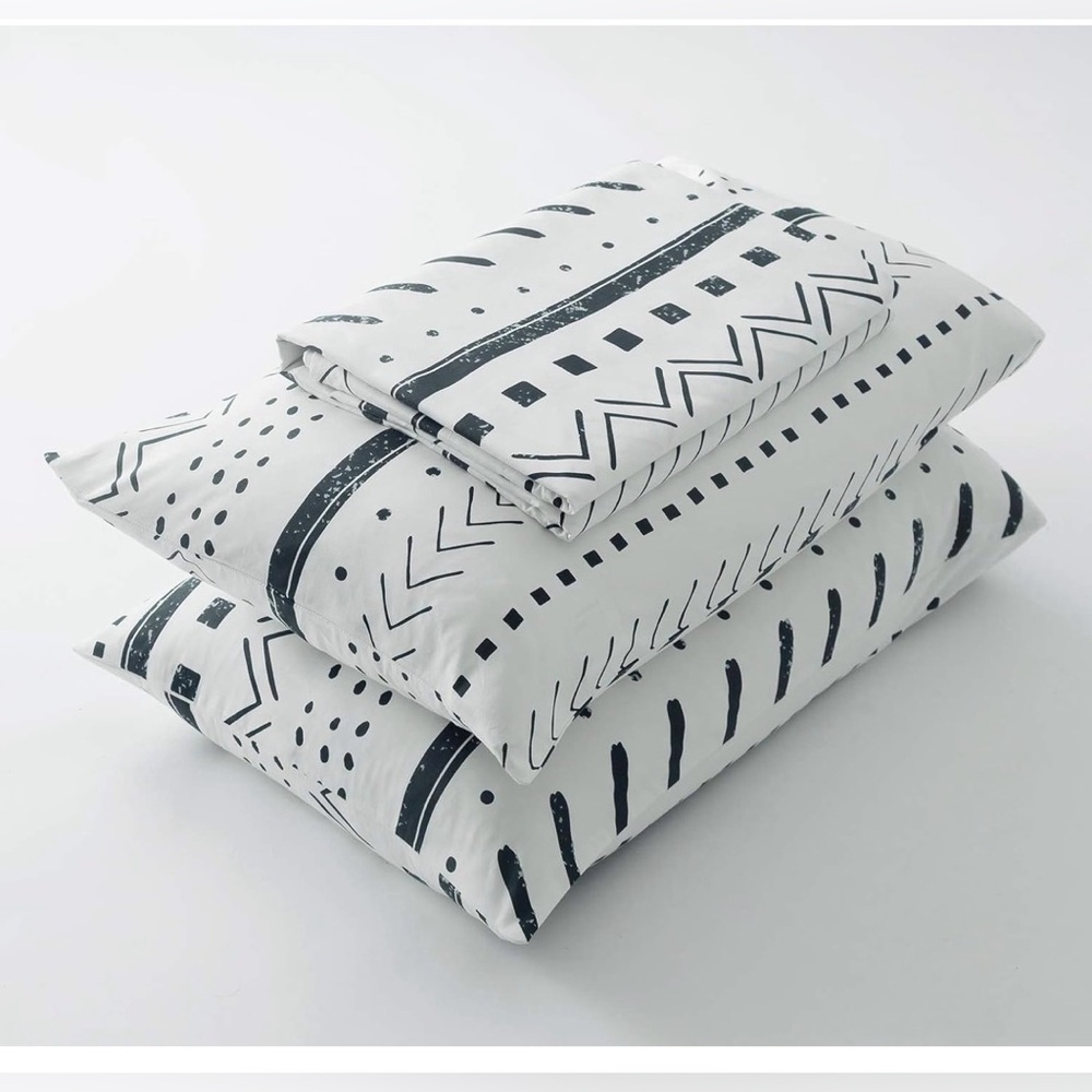 Black + white boho design duvet cover set king sized (3pcs). - Picture 3 of 7